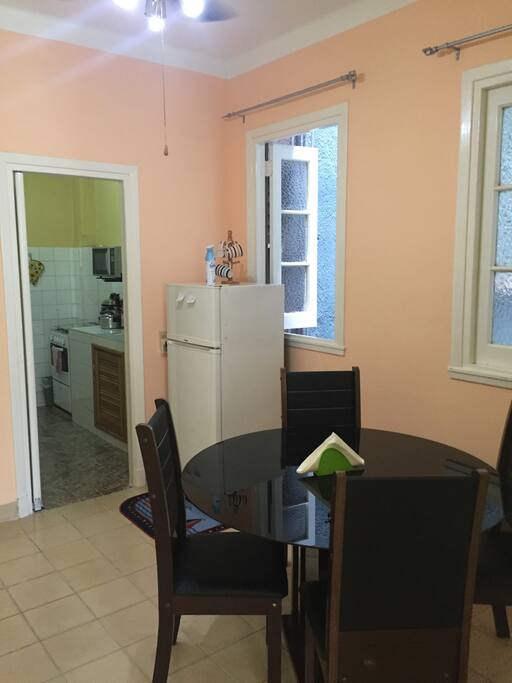 Este es el comedor y al fondo se ve la cocina