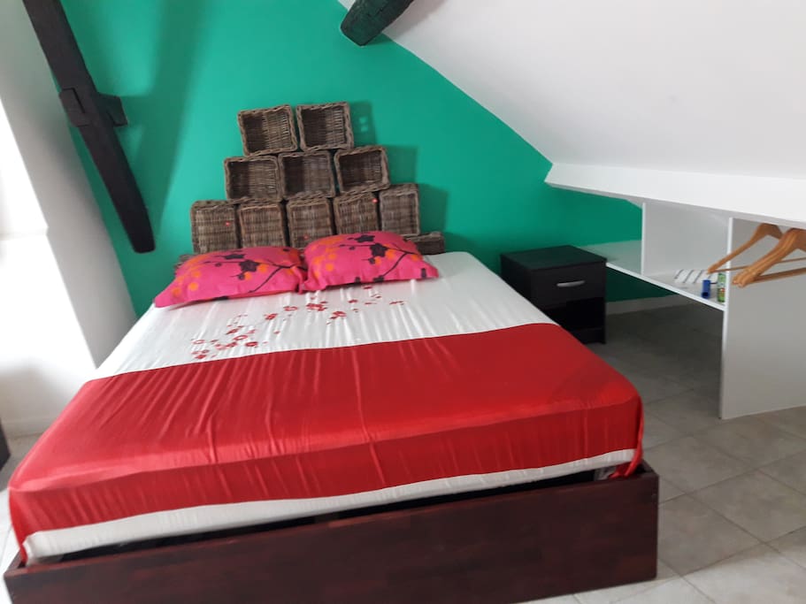 La chambre sophistiquée avec une tête de lit attipique