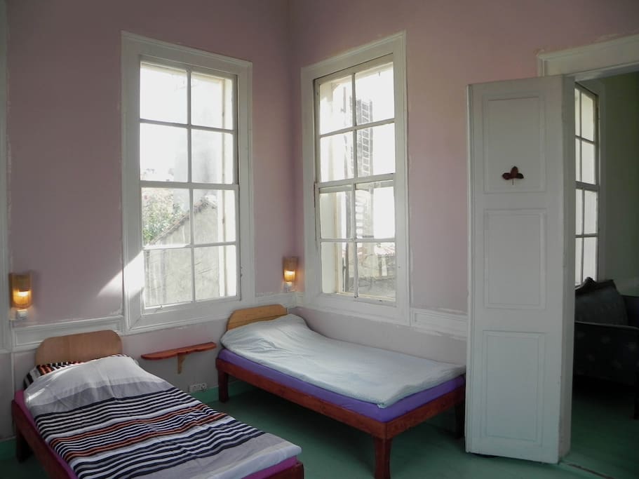 Big windows, lots of sun light, 4.5 meter high ceiling, garden view, original wooden floor