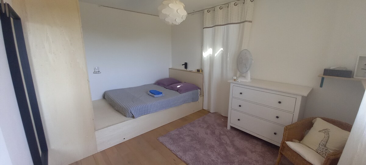 ห้องนอน 3 บนชั้นแรก (2 คน) หันหน้าไปทางทิศใต้และทิศตะวันออกสว่างมาก
เตียงขนาด 140x190 ซม.
ห้องน้ำ #3 ตรงข้าม
พัดลมเพดาน
มุ้งลวดกันยุงบนหน้าต่าง