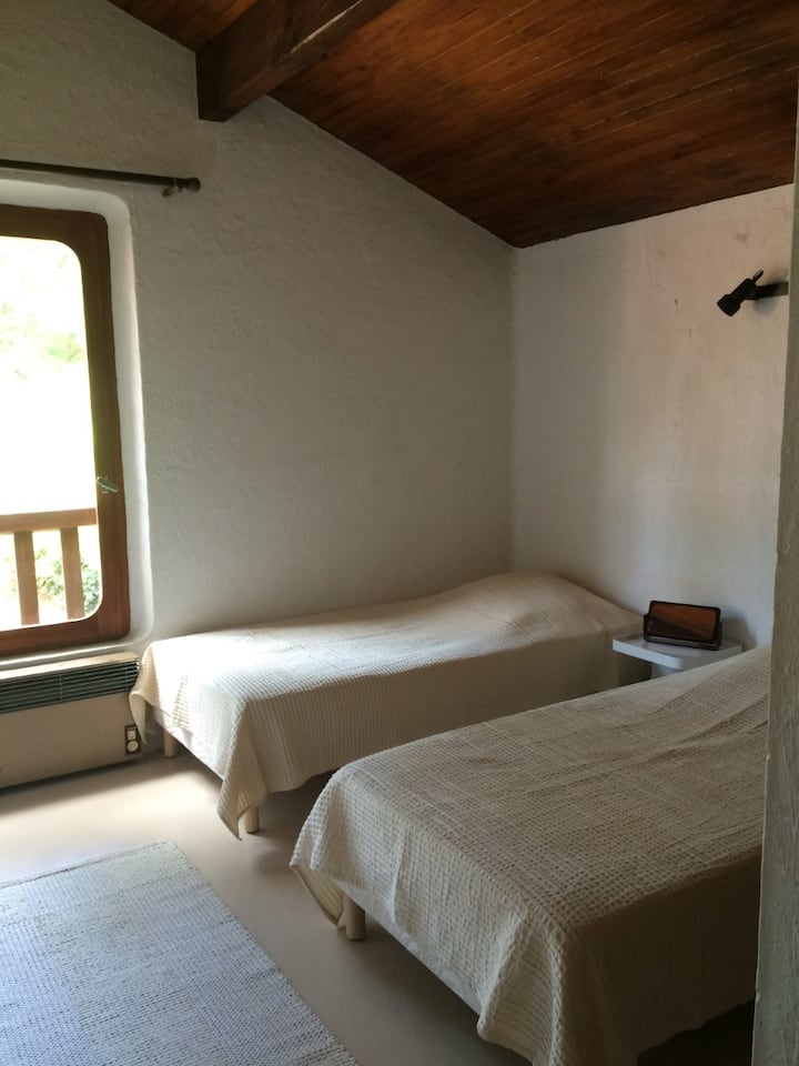 غرفة نوم في الطابق العلوي بسريرين مفردين 90 × 200