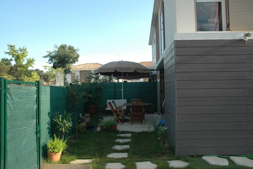 Notre terrasse vue du jardin