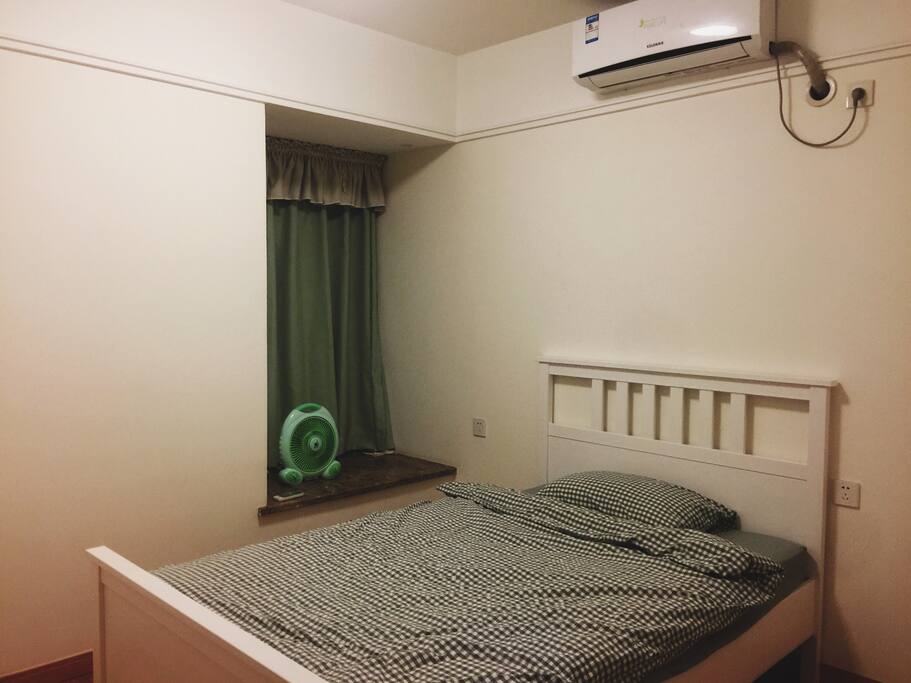 这是您的舒适卧室,绿色的调调,留有独白,增加夏日的清凉。 This is your bedroom. I choose green for you, because maybe it can make you feel a little bit colder in the summer.