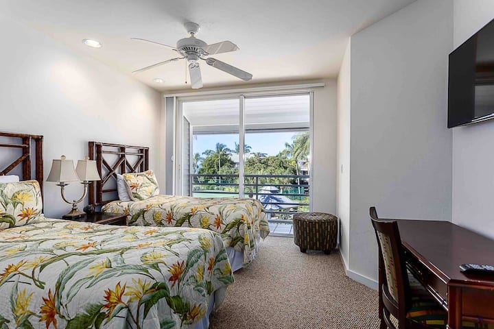 חדר עם 2 מיטות זוגיות - טלוויזיה חכמה + מרפסת עם נוף למגרשי טניס