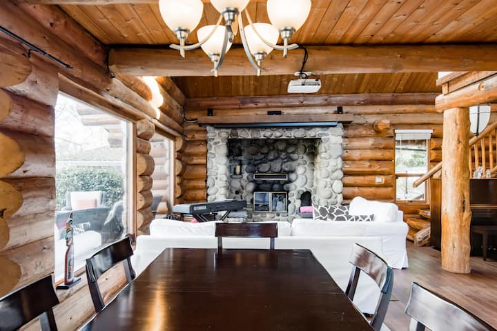Spacious Beachfront Loghouse In The City - Vancouver