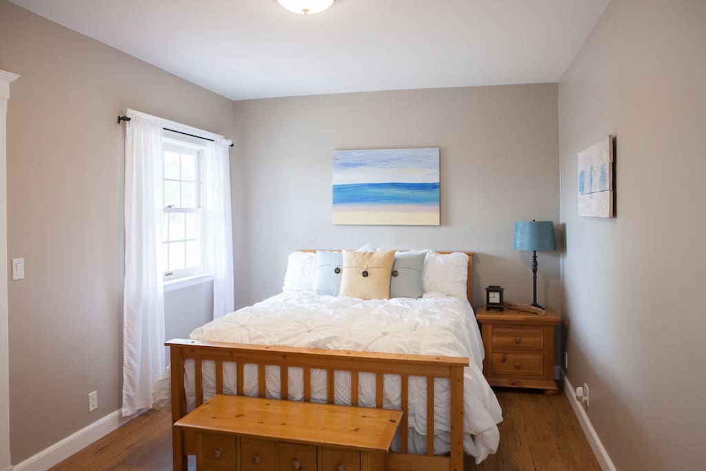 Downstairs Beach Room with Queen Bed - private