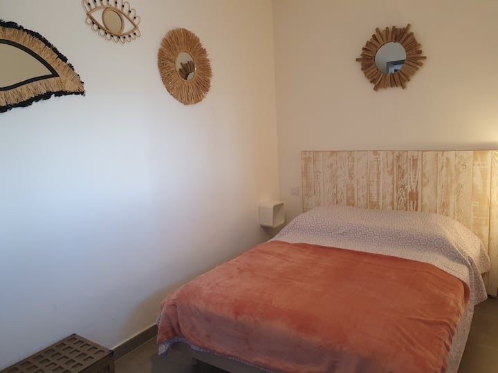 Bedroom 2 - bed 140 cm - linens provided