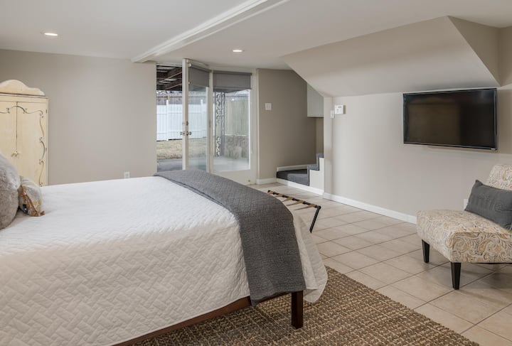 მე-4 საძინებელს აქვს მინის კარი ავტომობილისთვის...დაბლა