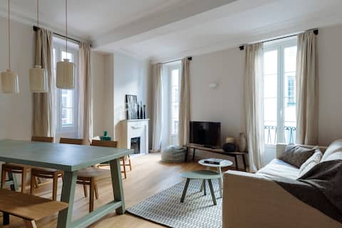 Successful Airbnb property: Exceptional! Designer apt - 5 min walk to beach! in Vieux Nice