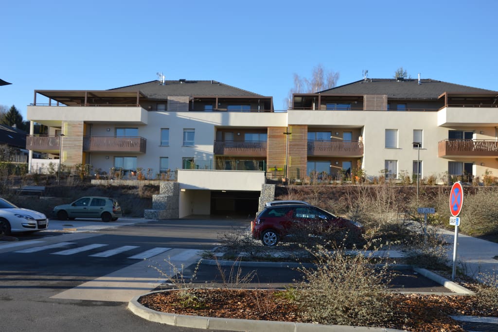 RESIDENCE PRIVEE.
APPARTEMENT TERRASSE ET JARDIN. ACCES HANDICAPES.
PROCHE DES GRANDS AXES AUTOROUTIERS ET PISTES CYCLABLES DE LA RESIDENCE JUSQU'AU LAC D'ANNECY ET AUTRES PARCOURS.
STATION DE BUS A PROXIMITE.