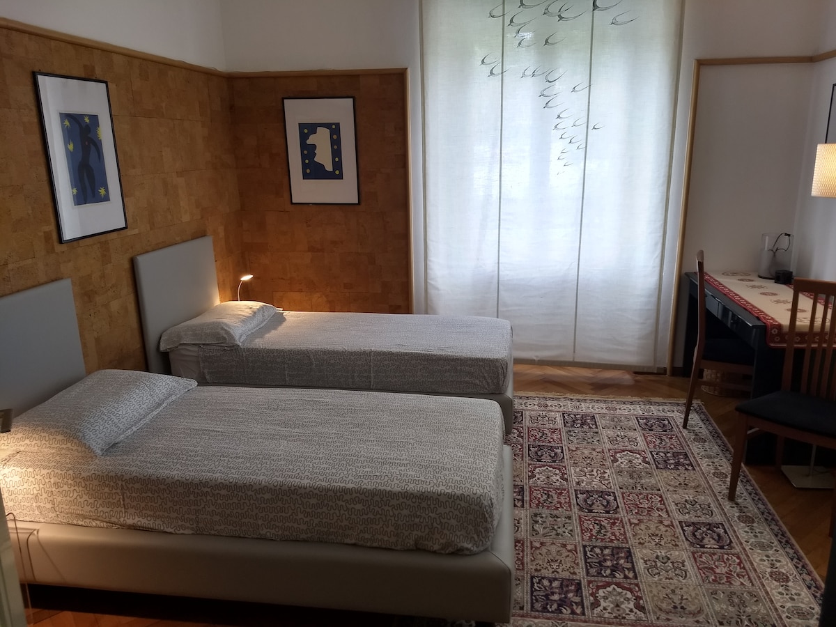 Втора спалня  с две легла с двойно легло