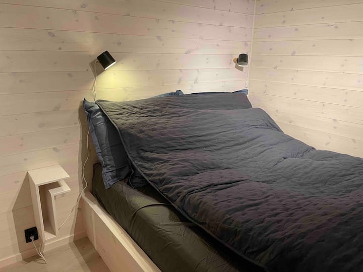 Chumba kikuu cha kulala chenye kitanda mara mbili cha sentimita 180x200 na mito ya hoteli. Lala vizuri :)