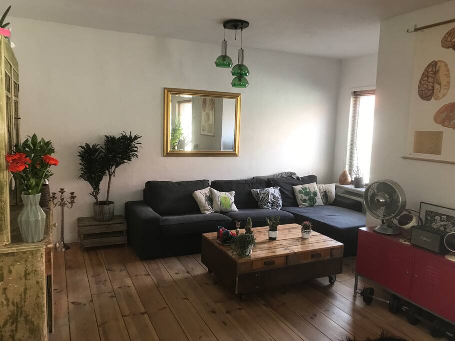 Otherside of the livingroom, big couch