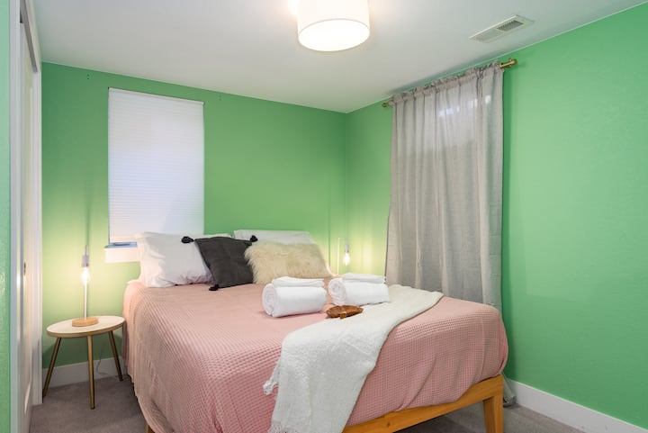 استمتع بالراحة والخصوصية في غرفة كوين في الطابق السفلي، وهي مساحة هادئة تتميز بسرير مريح بحجم كبير وخزانة ملابس مريحة لممتلكاتك. استمتع بالفراش الفاخر واستمتع بنوم مريح.