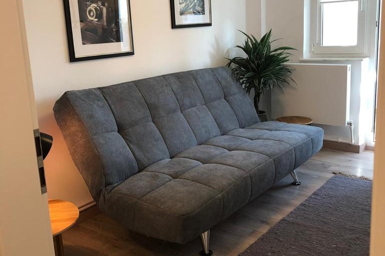 De kleine slaapkamer is voorzien van een 134 cm x 208 cm slaapbank.