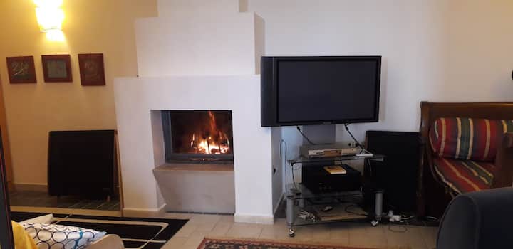Dhomë gjumi me ekran oxhaku dhe sistem hifi