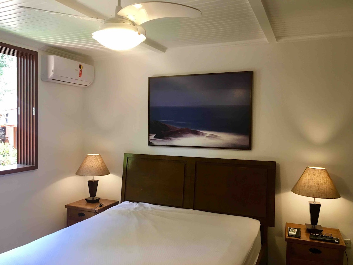 套房配有空调、吊扇、独立卫生间、标准双人床和舒适的床垫、衣柜和后备箱。