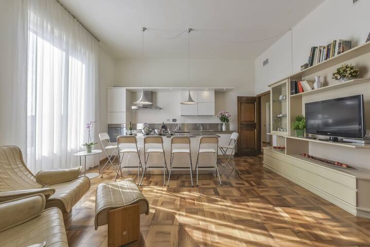 La Magnifica– A Vogue-featured exclusive penthouse gallery image 3