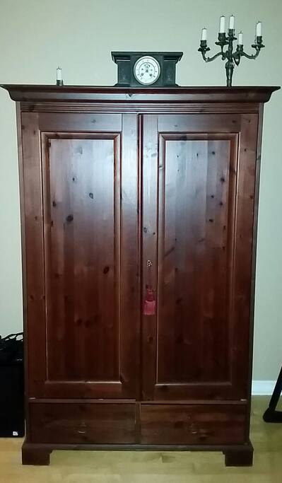 Armoire pour vos effets.
Your own storage cabinet.