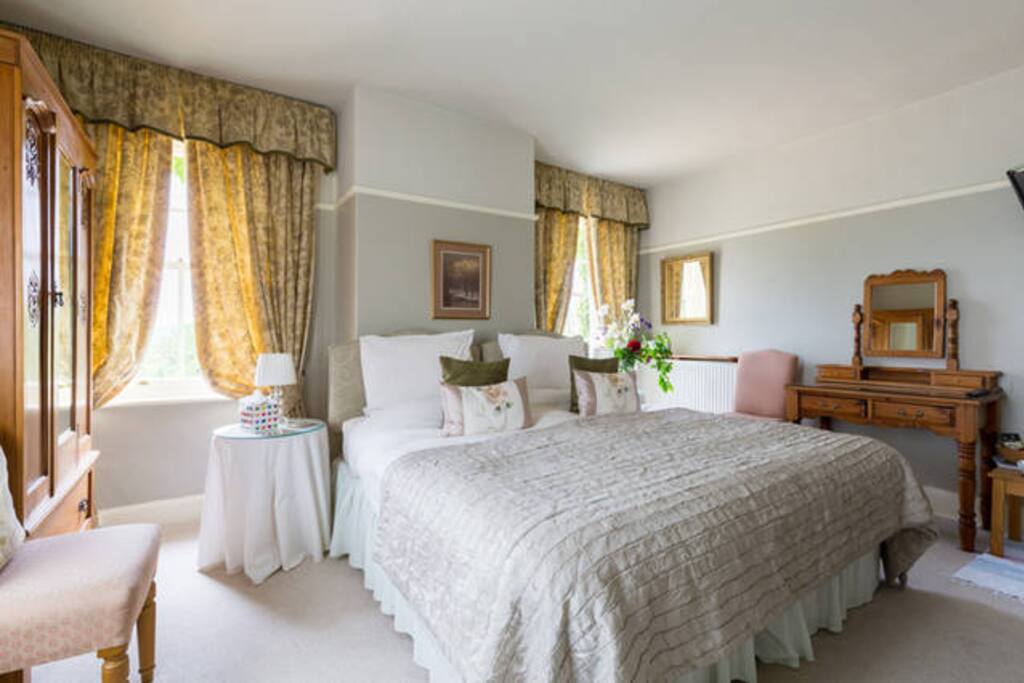 Cotswolds Bed and Breakfast (Tower Room) relax in comfort and soak up the peace and quiet of a beautiful rural setting.