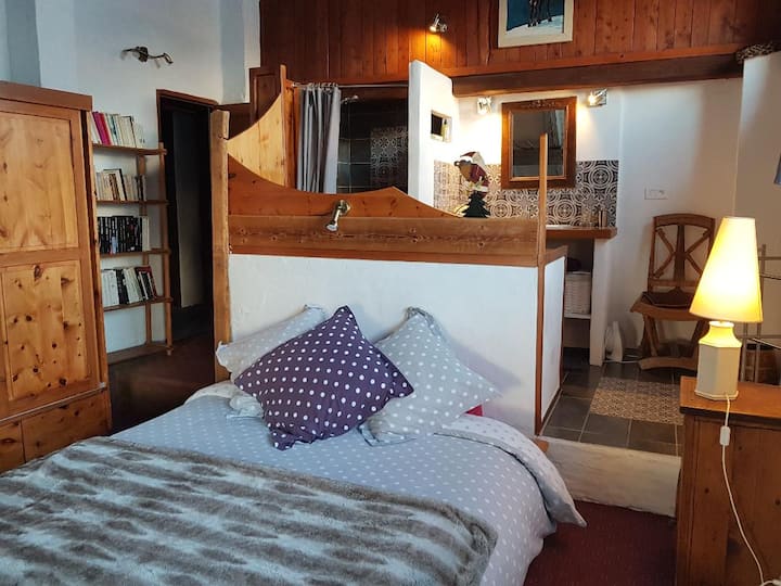 chambre 1 avec lit 160 et salle de bain