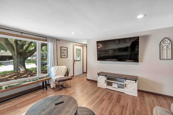Hot Tub, Short Walk To Tt & Stadium! Arcade,75”tv! - Green Bay