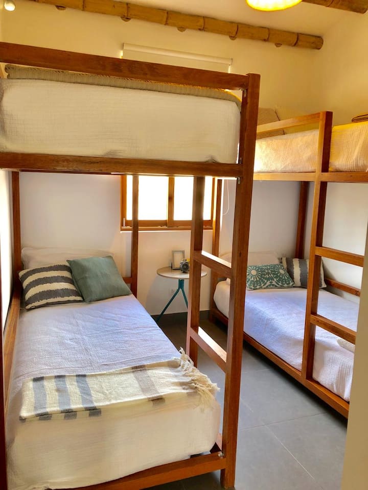 חדר שינה משני, שתי מיטות קומתיים.