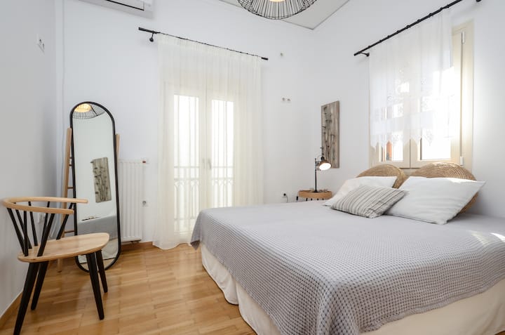 O Quarto 2 pode ser preparado com 1 cama de casal grande ou 2 camas de solteiro, de acordo com a sua preferência.