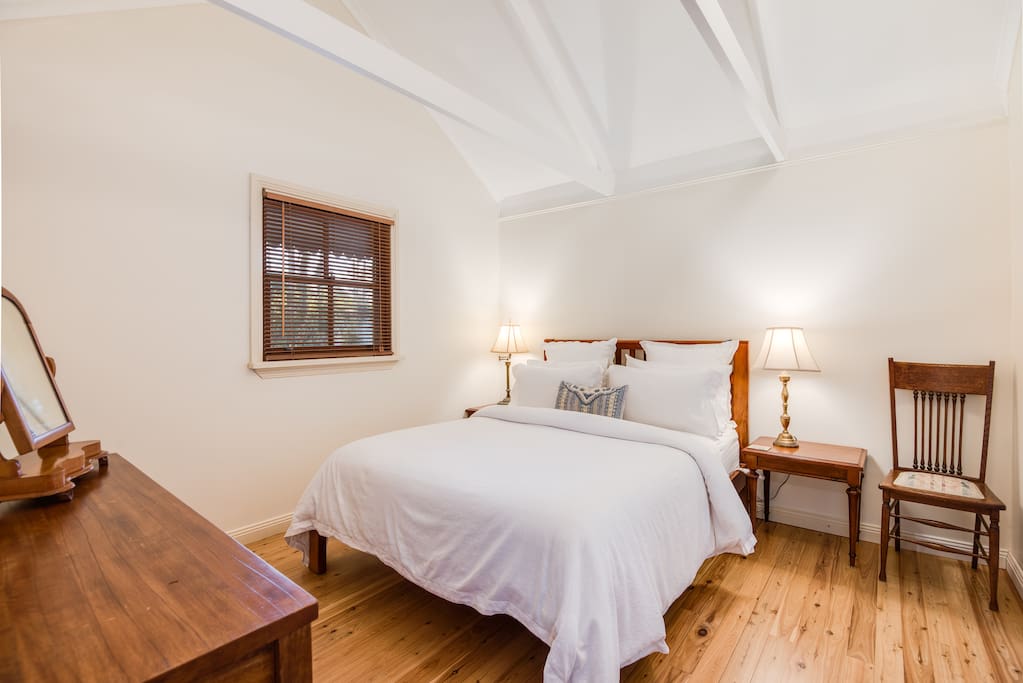 Queen bed with quality linen, bath robes, reverse cycle air-conditioning and electric blankets in the colder months