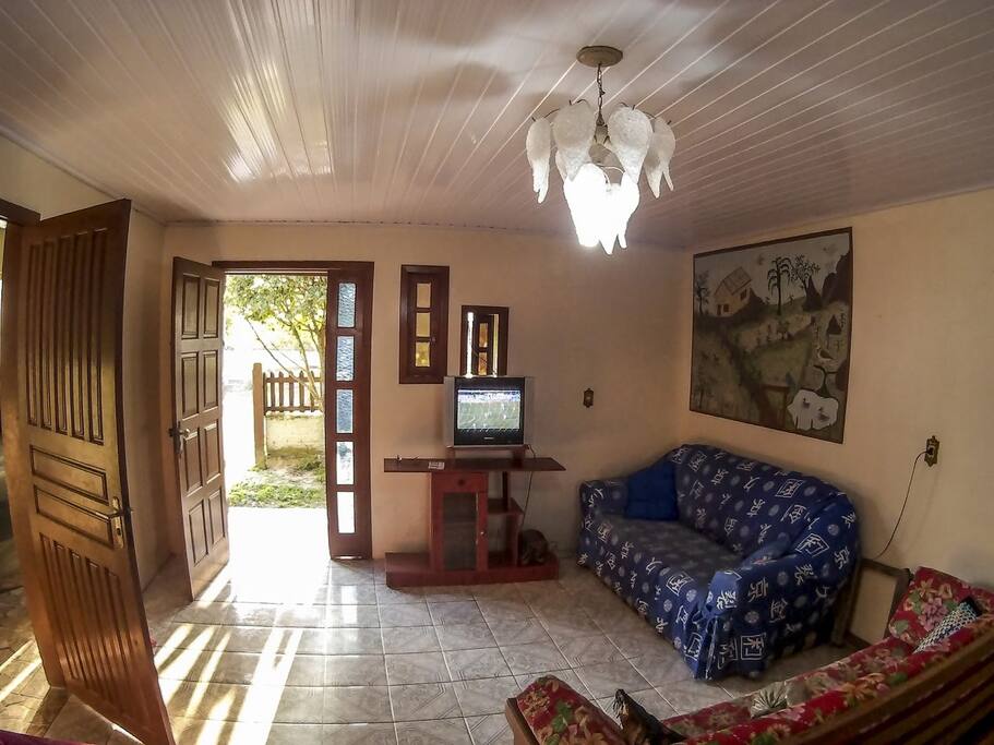 Sala de estar com TV e antena Sky (requer seu aparelho sky)