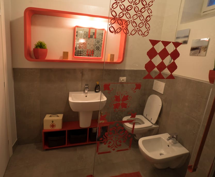 Bagno, moderno e colorato // The bathroom, modern and lively