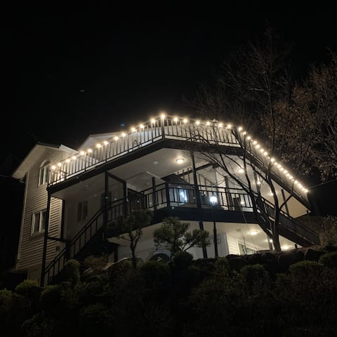 This is Flagdaebong Church located in Gapyeong Mountain.
Only churches and Christian gatherings are