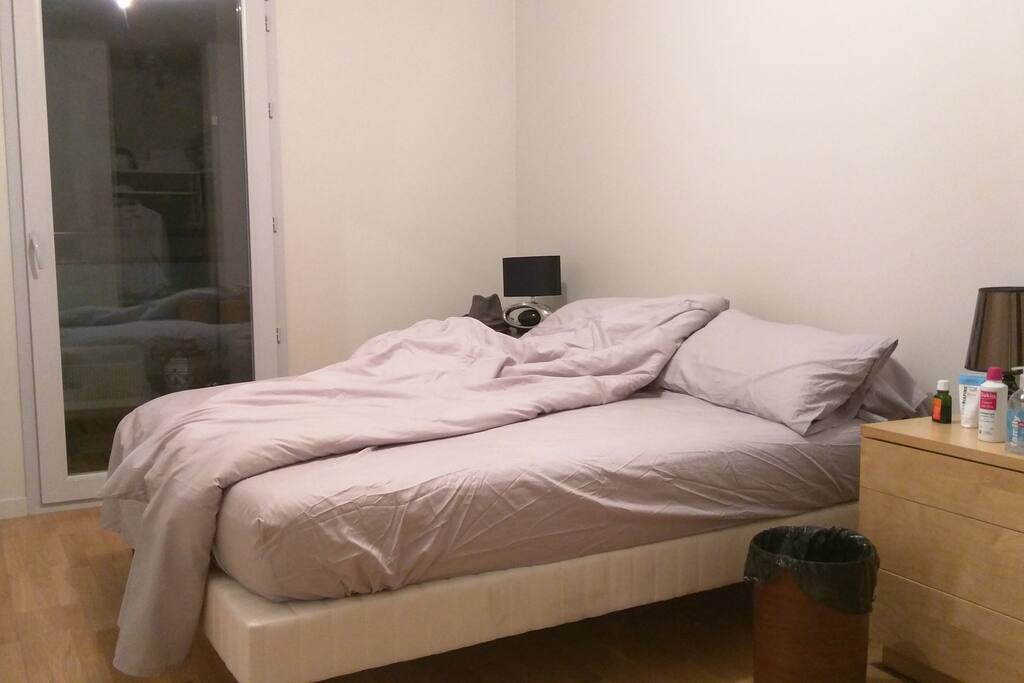 Chambre donnant sur balcon