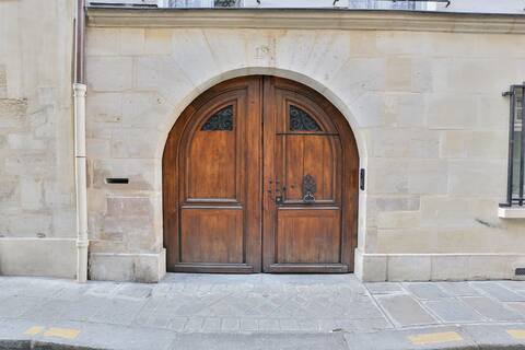 Parisian quiet luxury in Renaissance townhouse