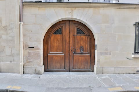Parisian quiet luxury in Renaissance townhouse