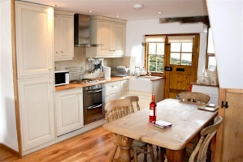 KITCHEN HAS MICROWAVE/DISHWASHER/FRIDGE WITH FREEZER BOX WASHER/DRYER
