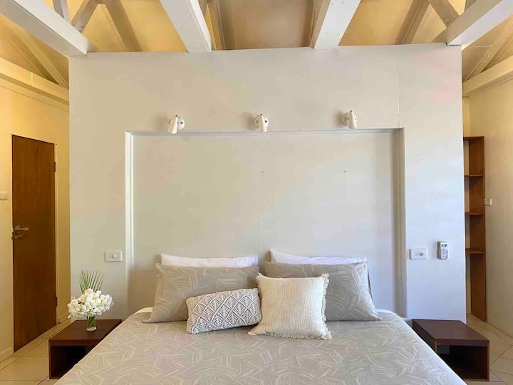 Priestranná hlavná spálňa. Má vlastnú kúpeľňu a šatník.