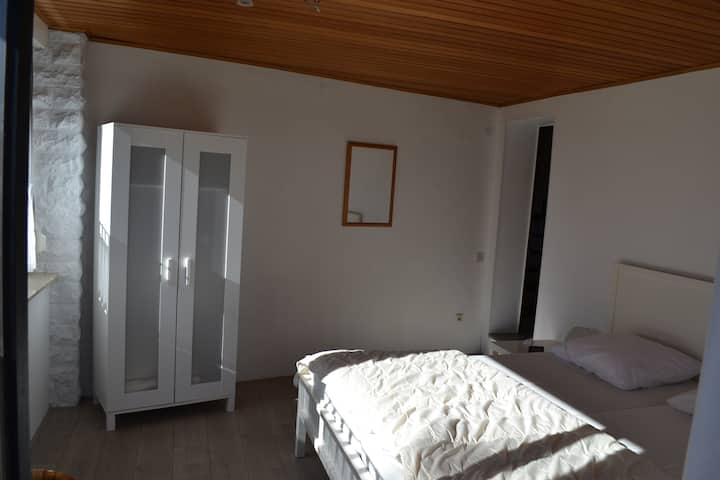 Picha ya chini ya chumba cha kulala upande wa pili