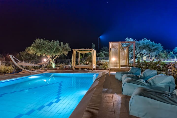 Lux Villa★Heated pool★Outdoor Jacuzzi★BBQ &Seaview gallery image 5