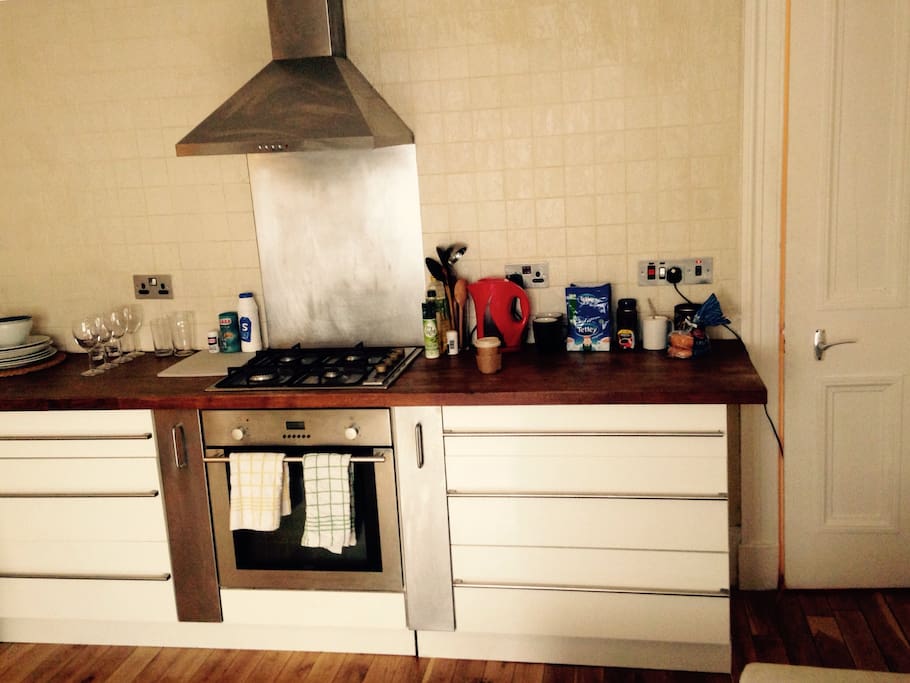 Gas hob and solid cooking area with all the essentials