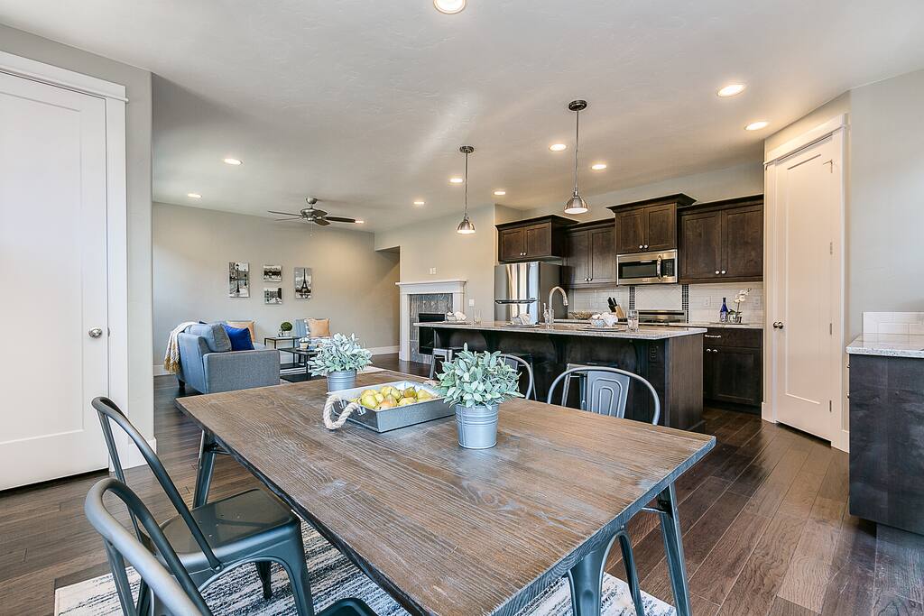 Dining Room (Kitchen / Living Room Background)