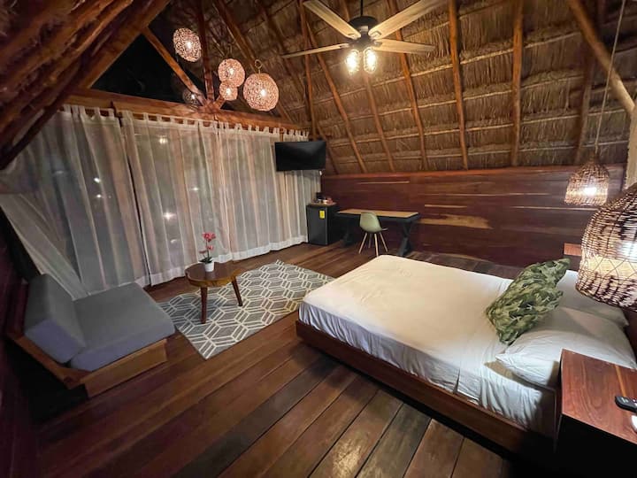 房间凉爽宽敞的房间配有标准双人床、衣柜沙发、大阳台、可欣赏泳池景观的大阳台、书面服务和带Netflix的电视 