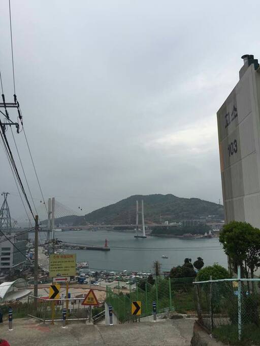 집 앞에서 보이는 이순신대교와 하멜등대