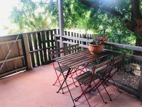 Country Cottage, pet friendly & close to Canberra