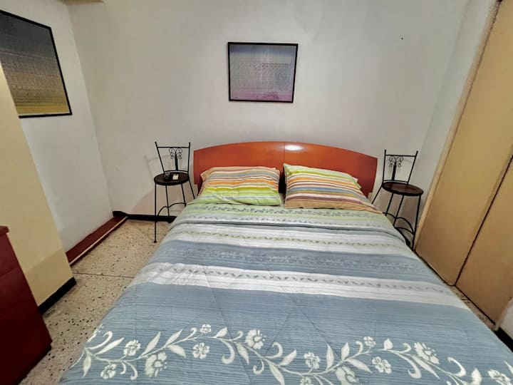 Საწოლი 152 × 203 სმ, კონდიციონერი, SmartTV  მოიცავს: 
- Intercable 42 არხი 
- Netflix