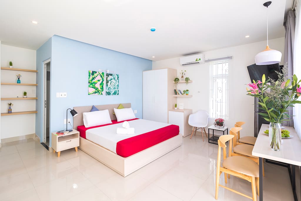 Bright and comfy. The unit is full of sun shine. The room size is approximately 30 square meters