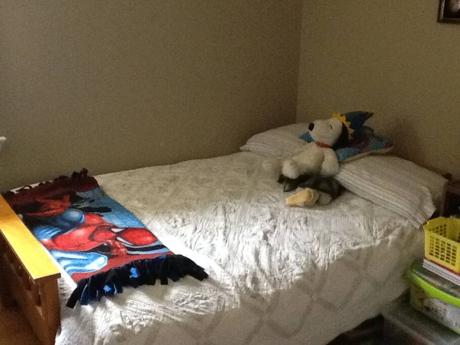Second bedroom suitable for one or two children or one adult on double futon.