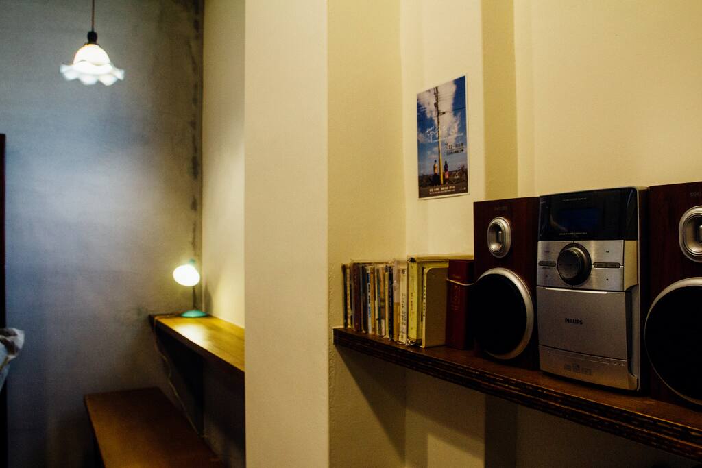 房間內有音響、書籍設備