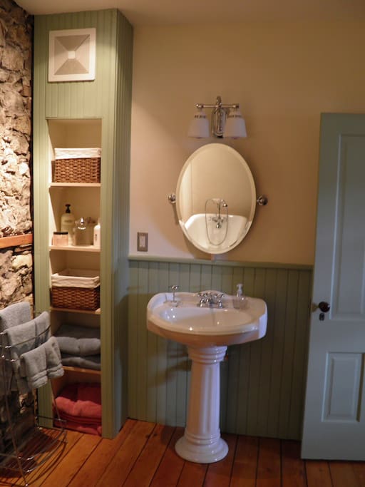 BATHROOM in 1857 apartment, Blue Door Inn