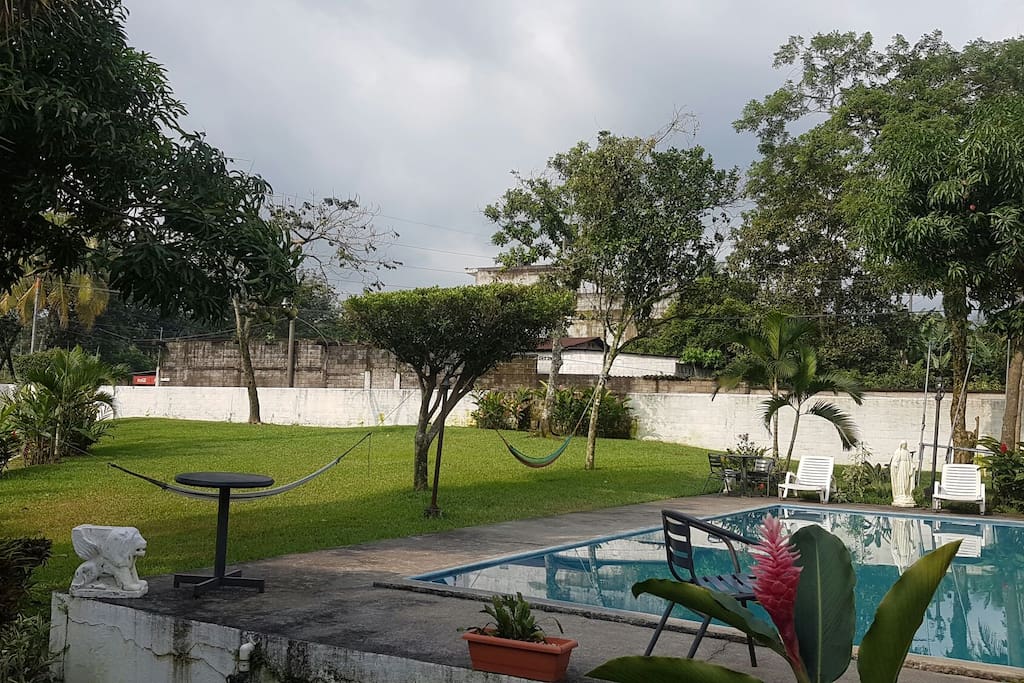 área verde y piscina